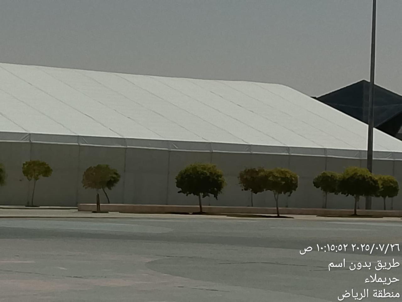 السقف والواجهة الجانبية للخيمة