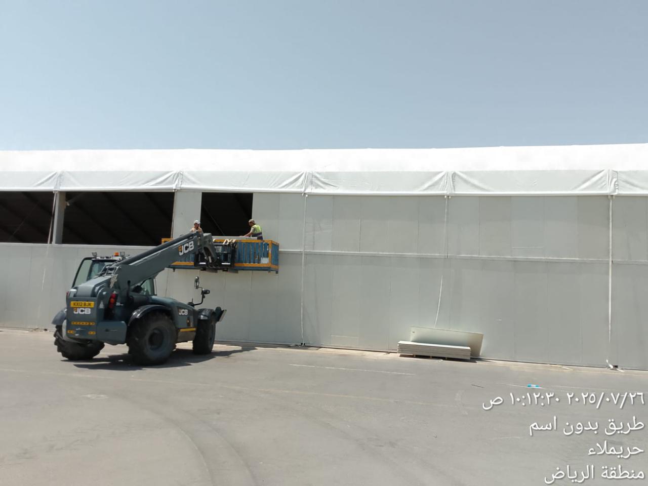 رافعة تلسكوبية أثناء أعمال التركيب