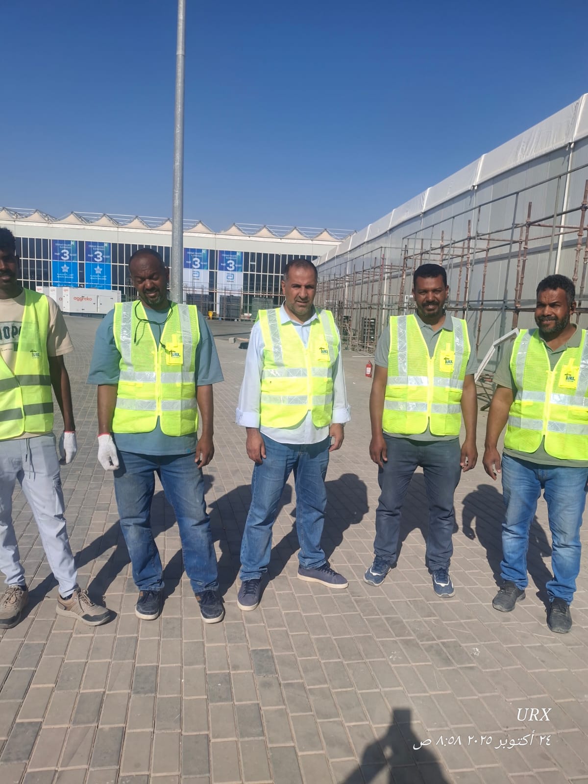 فريق URX في موقع تجهيز الخيم