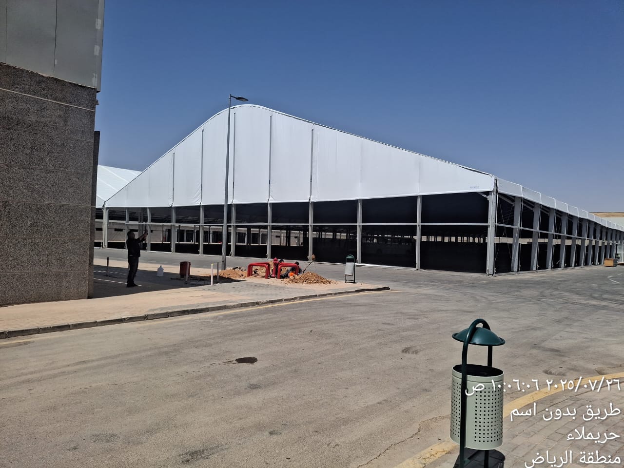 الخيمة خلال مراحل تركيب الواجهات